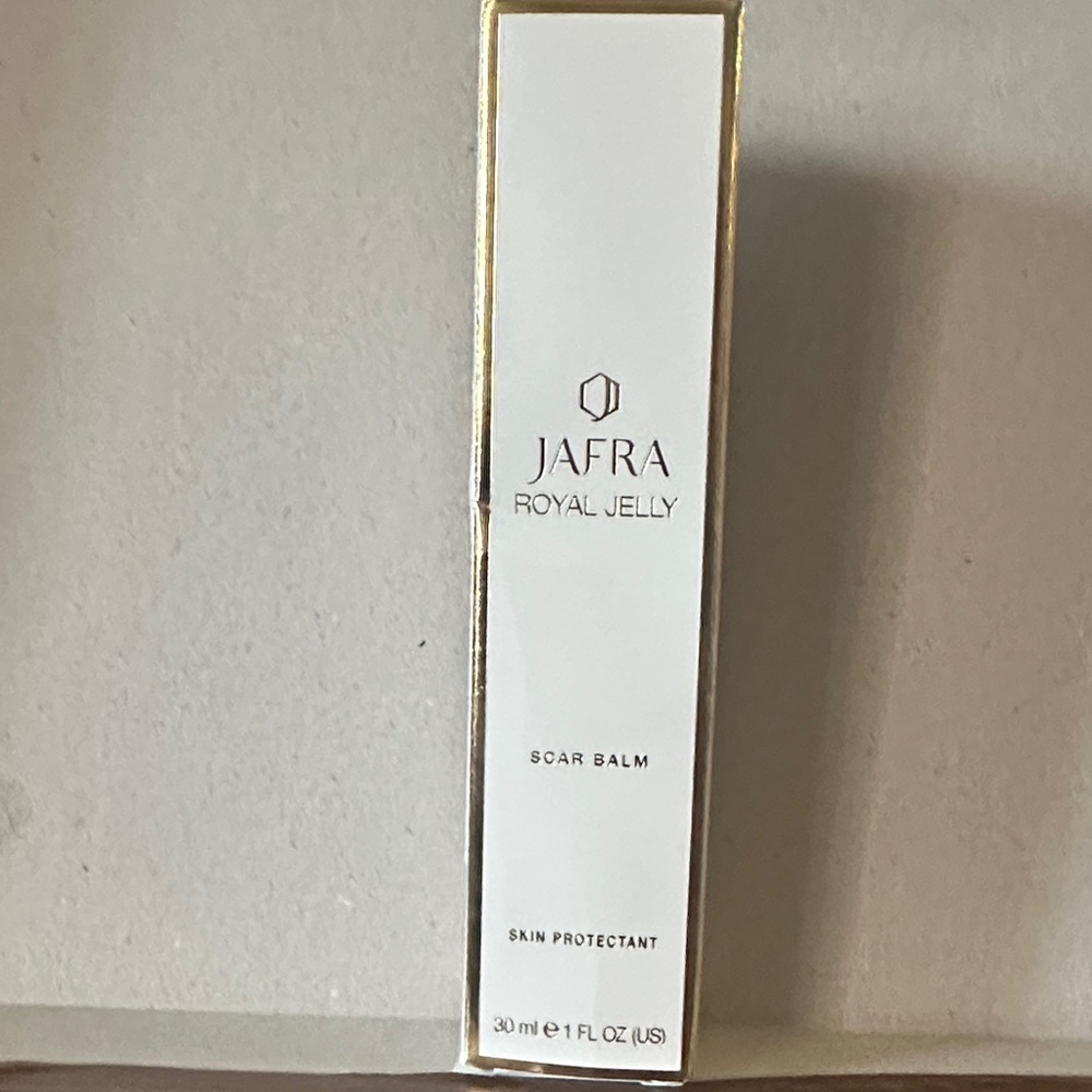 JAFRA Royal Jelly Scar Balm in White and Gold